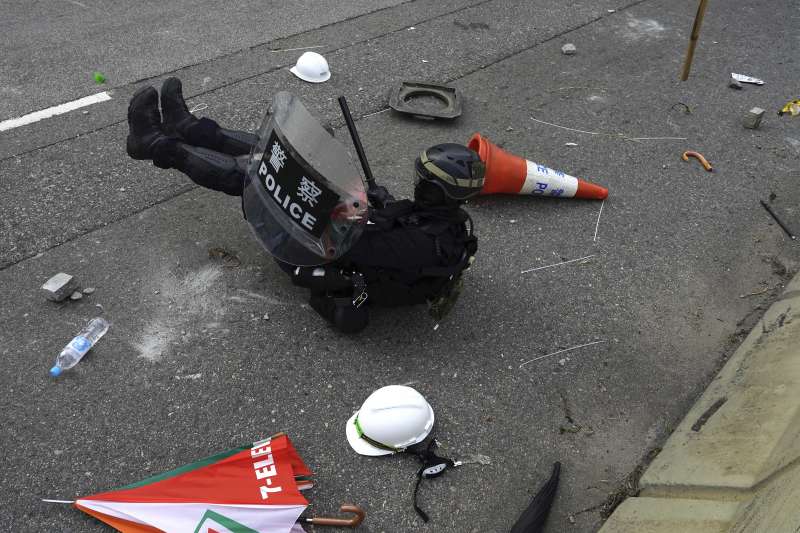 2019年8月24日，香港「反送中」觀塘遊行，示威者與港警爆發激烈衝突（AP）