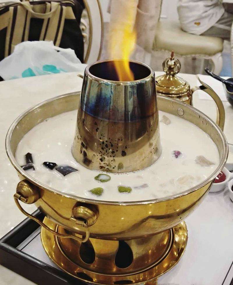 而喜歡喝熱奶茶的,則可以在火鍋中間點火持續加熱,如此更有了熱熱吃鍋的氛圍。(圖/wouldyoumagazine) 而喜歡喝熱奶茶的,則可以在火鍋中間點火持續加熱,如此更有了熱熱吃鍋的氛圍。(圖/wouldyoumagazine)