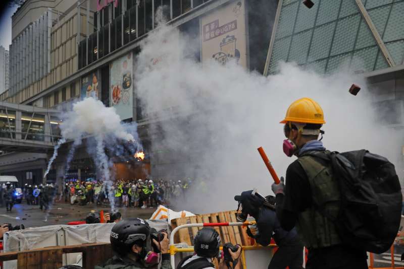 不滿香港政府的民眾25日再次走上街頭,與警方發生衝突。(美聯社) 不滿香港政府的民眾25日再次走上街頭,與警方發生衝突。(美聯社)