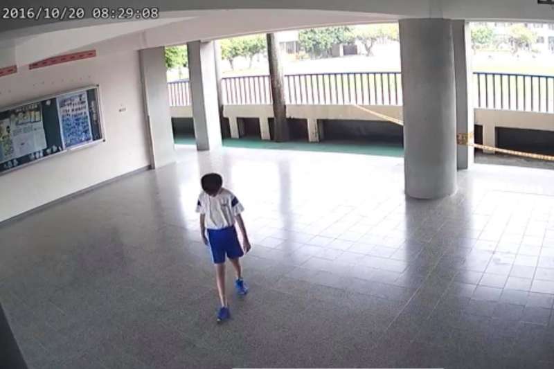 據監視器畫面,A生下樓跑步後回到教室走路已經搖搖晃晃,隨後不到1分鐘即在教室昏倒。(人本基金會提供) 據監視器畫面,A生下樓跑步後回到教室走路已經搖搖晃晃,隨後不到1分鐘即在教室昏倒。(人本基金會提供)