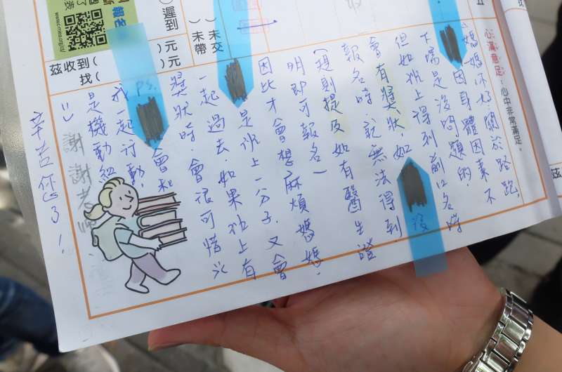 台中市烏日國小盧姓導師在知道A生患有先天性心臟病、不宜做激烈運動的情況下要求A生到操場與同學一起練跑,A生返回教室不到1分鐘即倒地,之後又因急救延誤,而成為植物人;圖為A生的聯絡簿。(謝孟穎攝) 台中市烏日國小盧姓導師在知道A生患有先天性心臟病、不宜做激烈運動的情況下要求A生到操場與同學一起練跑,A生返回教室不到1分鐘即倒地,之後又因急救延誤,而成為植物人;圖為A生的聯絡簿。(謝孟穎攝)