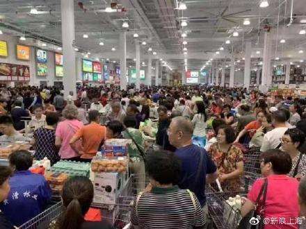 costco開張,內部摩肩擦踵,十分擁擠 costco開張,內部摩肩擦踵,十分擁擠
