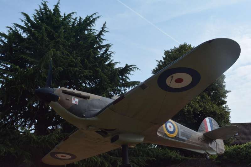 在倫敦的不列顛空戰碉堡(Battle of Britain Bunker)外,有一架颶風式戰鬥機的等身大小模型,漆的就是烏班諾維座機塗裝。(許劍虹提供) 在倫敦的不列顛空戰碉堡(Battle of Britain Bunker)外,有一架颶風式戰鬥機的等身大小模型,漆的就是烏班諾維座機塗裝。(許劍虹提供)