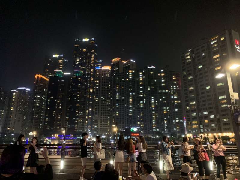 首爾很多觀光景點都有會中文的服務生,現在就連釜山也能聽到許多中文(圖/讀者提供) 首爾很多觀光景點都有會中文的服務生,現在就連釜山也能聽到許多中文(圖/讀者提供)