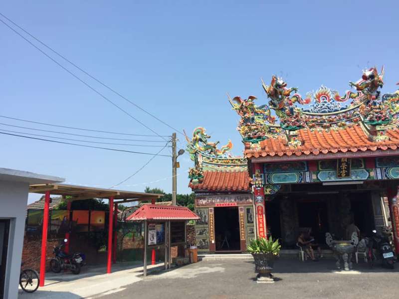 彰化臺西村的顯榮宮,屋頂裝設 3 KW 太陽能板,發電自用,是臺灣第一座光電宮廟(圖/主婦聯盟) 彰化臺西村的顯榮宮,屋頂裝設 3 KW 太陽能板,發電自用,是臺灣第一座光電宮廟(圖/主婦聯盟)