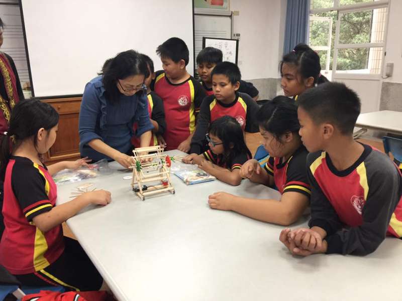 部落小學的孩子們,學習如何製作小型風機,透過實作課程認識部落的再生能源(圖/主婦聯盟) 部落小學的孩子們,學習如何製作小型風機,透過實作課程認識部落的再生能源(圖/主婦聯盟)