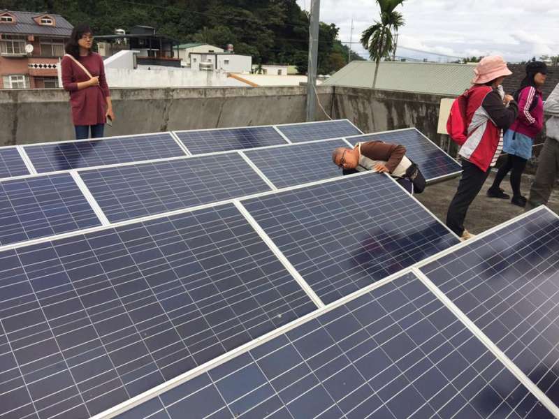 達魯瑪克在公用空間設置太陽能板，邁出部落電廠的第一步（圖／主婦聯盟）