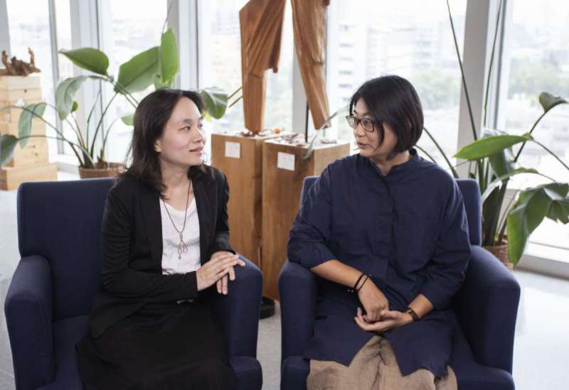 主婦聯盟副執行長吳心萍(左)、南部辦公室主任陳婉娥分享NGO團隊執行中研院計畫案,走訪臺灣各地公民電廠的觀察。主婦聯盟在2016年也成為「綠主張綠電合作社」第一位法人成員,透過社員集資尋找案場裝設太陽能系統,率先實踐公民參與綠能發電(圖/研之有物) 主婦聯盟副執行長吳心萍(左)、南部辦公室主任陳婉娥分享NGO團隊執行中研院計畫案,走訪臺灣各地公民電廠的觀察。主婦聯盟在2016年也成為「綠主張綠電合作社」第一位法人成員,透過社員集資尋找案場裝設太陽能系統,率先實踐公民參與綠能發電(圖/研之有物)