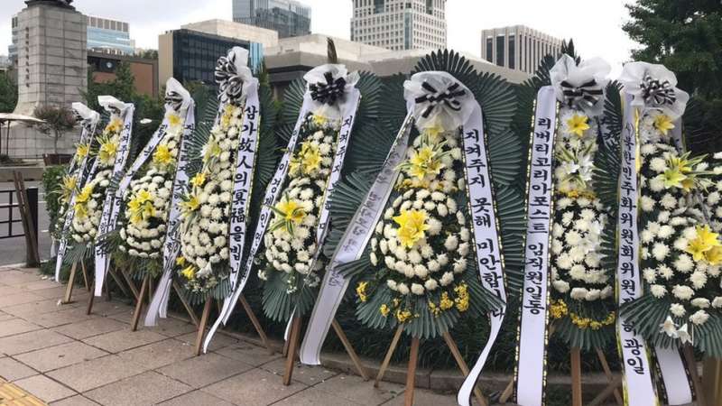 素昧平生的人給慘死的母子送來花圈(圖/BBC) 素昧平生的人給慘死的母子送來花圈(圖/BBC)