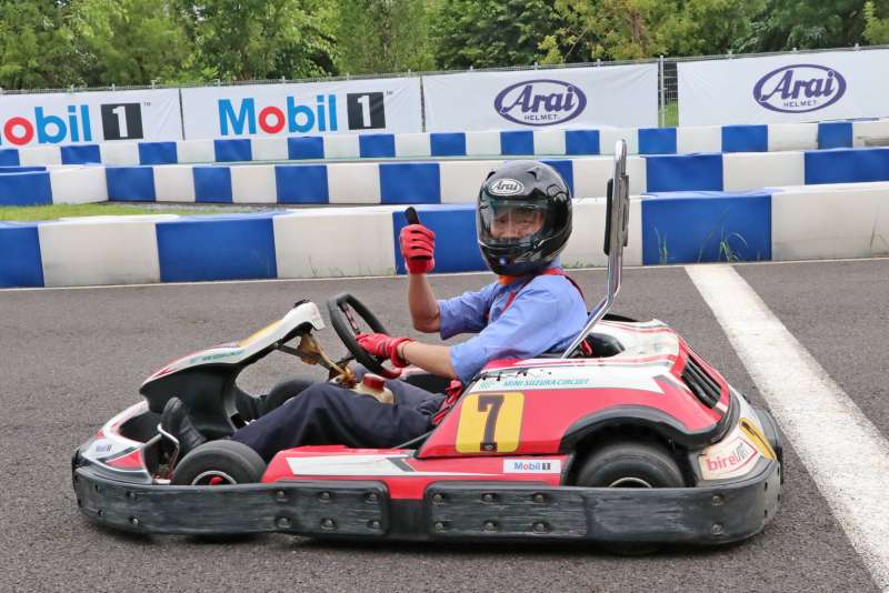 市長韓國瑜與來自馬來西亞的才華型網紅Cody Hong進行疾速樂高雄國際卡丁車競賽。（圖／徐炳文攝）