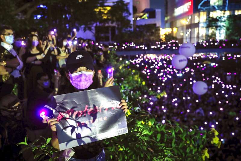 超過3萬人28日晚間上街指控香港警察的性暴力,參與者大多戴上紫絲帶、並以唇膏在手臂上寫下「#ProtestToo」。(美聯社) 超過3萬人28日晚間上街指控香港警察的性暴力,參與者大多戴上紫絲帶、並以唇膏在手臂上寫下「#ProtestToo」。(美聯社)