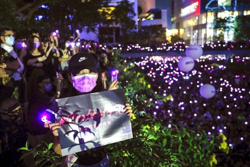 超過3萬人28日晚間上街指控香港警察的性暴力，參與者大多戴上紫絲帶、並以唇膏在手臂上寫下「#ProtestToo」。（美聯社）