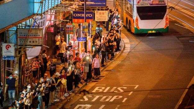 香港市民組成人鏈,仿效「波羅的海之路」組成「香港之路」。(BBC中文網) 香港市民組成人鏈,仿效「波羅的海之路」組成「香港之路」。(BBC中文網)