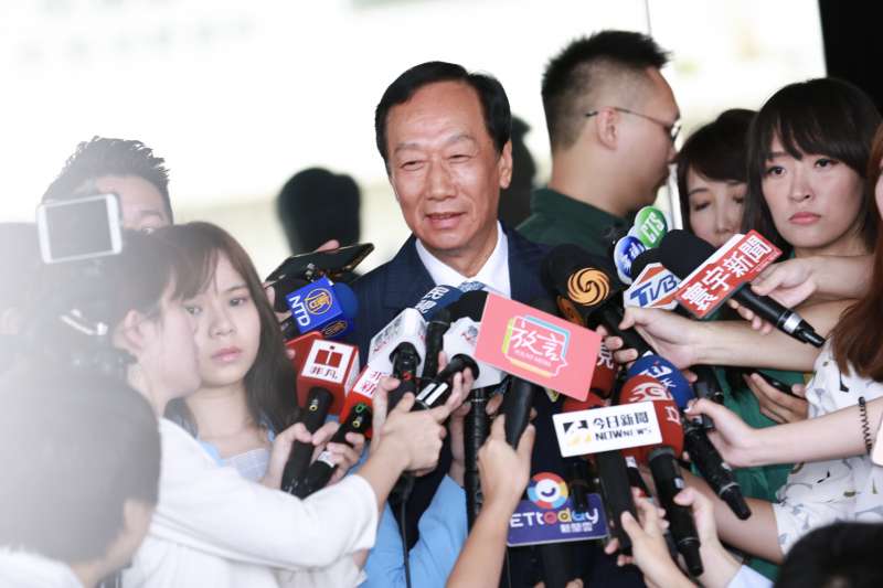 20190830-鴻海創辦人郭台銘於松山機場簡短向外界報告中東行程。(簡必丞攝) 20190830-鴻海創辦人郭台銘於松山機場簡短向外界報告中東行程。(簡必丞攝)