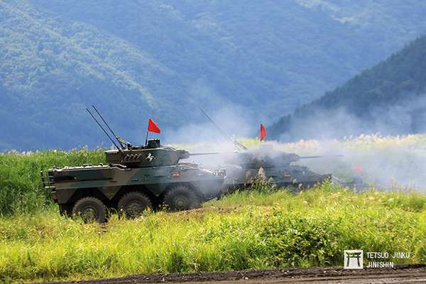 正在進行25mm機砲高速射擊的87式偵察警戒車。（攝影：陳威臣）