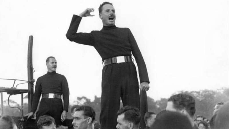 1934年,莫斯利在一次公眾集會上慷慨激昂地演講。(圖/取自BBC News中文) 1934年,莫斯利在一次公眾集會上慷慨激昂地演講。(圖/取自BBC News中文)