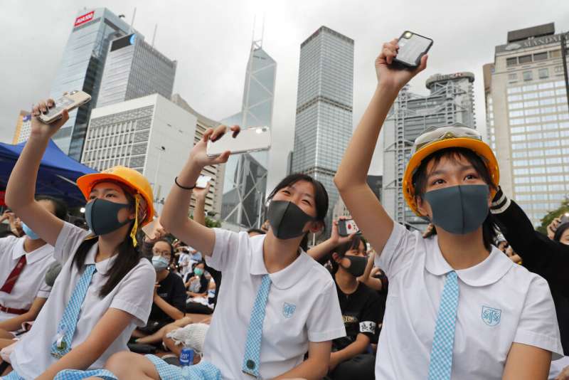 在「全民三罷」的號召之下，越來越多香港學生加入了「反送中」的抗議行列。（美聯社）