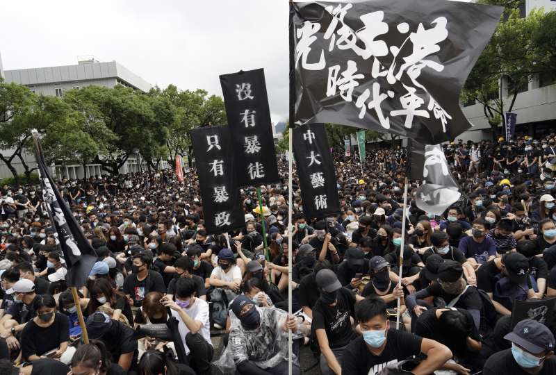 陳秋實:面對香港此次「反送中」運動,大陸人經常會想什麼事情都是錢的問題,都是經濟性的問題。 陳秋實:面對香港此次「反送中」運動,大陸人經常會想什麼事情都是錢的問題,都是經濟性的問題。