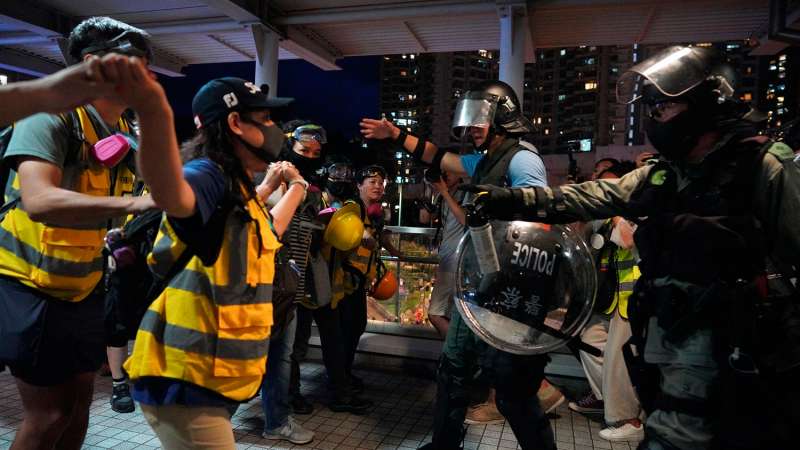 2019年9月1日,香港反送中示威活動中,在香港機場附近的示威者阻止警察逮捕。(美聯社) 2019年9月1日,香港反送中示威活動中,在香港機場附近的示威者阻止警察逮捕。(美聯社)