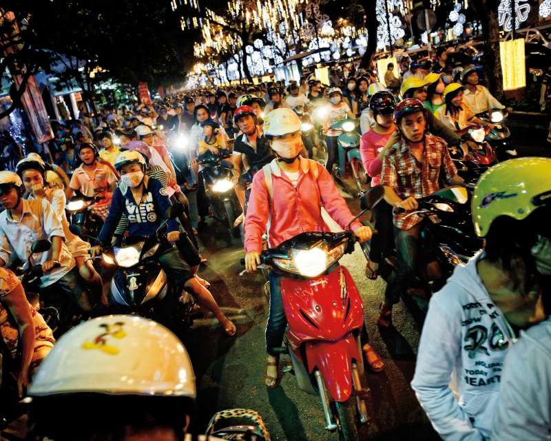 胡志明市交通一景,目前越南人民仍然傾向使用機車在市內移動。(圖/取自Unsplash) 胡志明市交通一景,目前越南人民仍然傾向使用機車在市內移動。(圖/取自Unsplash)