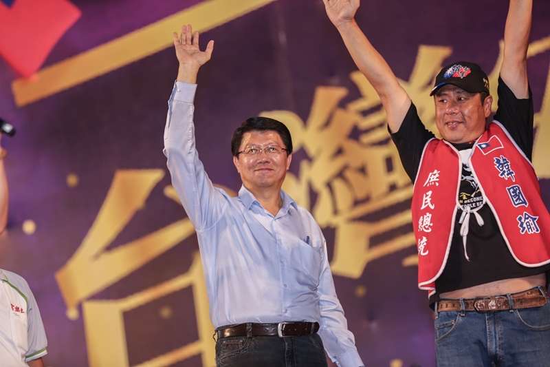 20190908-國民黨總統參選人、高雄市長韓國瑜在新北市舉行首場造勢活動,台南市議員謝龍介(中)到場力挺。(簡必丞攝) 20190908-國民黨總統參選人、高雄市長韓國瑜在新北市舉行首場造勢活動,台南市議員謝龍介(中)到場力挺。(簡必丞攝)