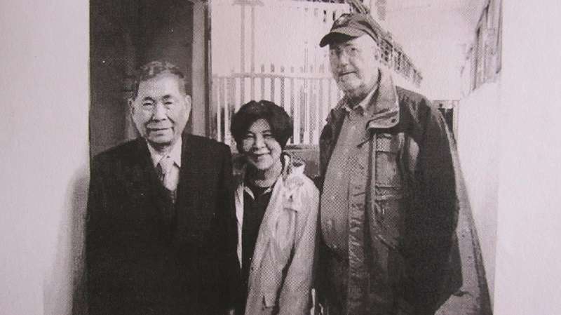 謝聰敏夫婦帶唐培禮牧師參觀景美軍法看守所,說明自己當年被關時的情景。(陳婉真臉書) 謝聰敏夫婦帶唐培禮牧師參觀景美軍法看守所,說明自己當年被關時的情景。(陳婉真臉書)