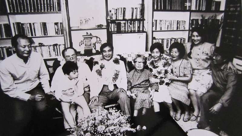 老母喜迎黑名單歸國的兒子謝聰敏。(陳婉真臉書) 老母喜迎黑名單歸國的兒子謝聰敏。(陳婉真臉書)