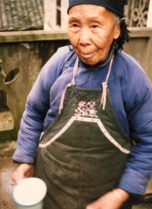 1982 年,女書被中國學者宮哲兵意外發現時已瀕臨滅絕,學者只找到兩位會寫女書的老太太:高銀仙(圖中人物)、義年華。 (圖/ 擷取自Youtube) 1982 年,女書被中國學者宮哲兵意外發現時已瀕臨滅絕,學者只找到兩位會寫女書的老太太:高銀仙(圖中人物)、義年華。 (圖/ 擷取自Youtube)