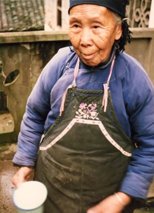 1982 年，女書被中國學者宮哲兵意外發現時已瀕臨滅絕，學者只找到兩位會寫女書的老太太：高銀仙（圖中人物）、義年華。 (圖/ 擷取自Youtube)