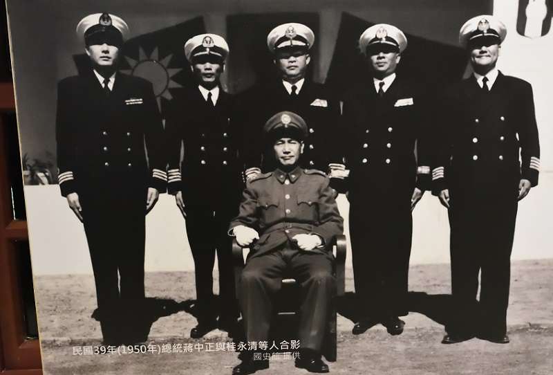 桂永清是黃埔軍校第1期的畢業生,理應是蔣中正的天子驕子,但是祖籍江西的他並非浙江人,在其他黃埔1期的畢業生中又明顯矮了一截,恐怕是其後來走向偏執的原因。(作者許劍虹提供) 桂永清是黃埔軍校第1期的畢業生,理應是蔣中正的天子驕子,但是祖籍江西的他並非浙江人,在其他黃埔1期的畢業生中又明顯矮了一截,恐怕是其後來走向偏執的原因。(作者許劍虹提供)