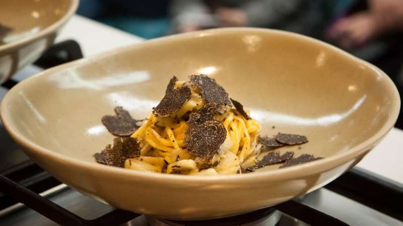 黑松露是高級餐廳中不可或缺的食材之一。(圖/BBC) 黑松露是高級餐廳中不可或缺的食材之一。(圖/BBC)