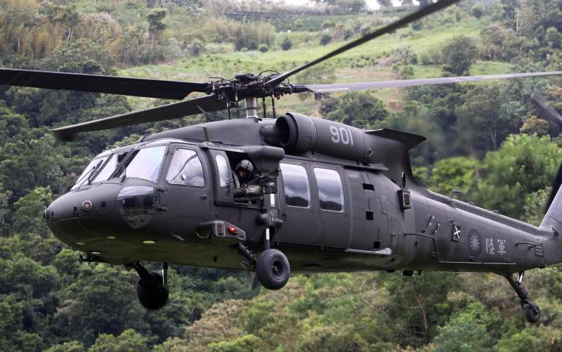 20190912-陸軍特指部特5營近日展開總距離550公里的「戰術任務行軍訓練」,日前來到宜蘭縣大同國小,特別申請一架UH-60M黑鷹直升機在學校操場實施戰傷救護、傷患後送、物資搬運等科目演練。(蘇仲泓攝) 20190912-陸軍特指部特5營近日展開總距離550公里的「戰術任務行軍訓練」,日前來到宜蘭縣大同國小,特別申請一架UH-60M黑鷹直升機在學校操場實施戰傷救護、傷患後送、物資搬運等科目演練。(蘇仲泓攝)