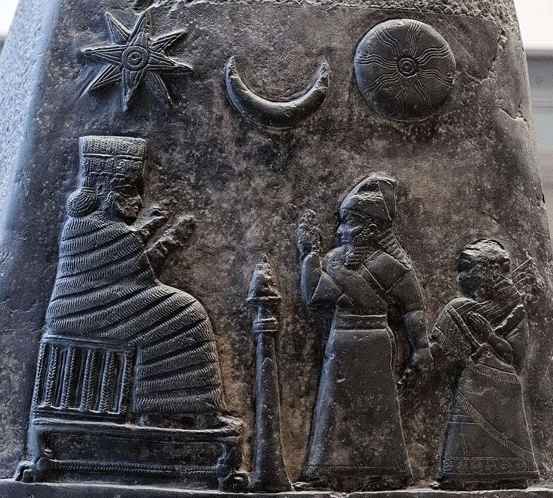 星-月-日三合一的符碼,象徵伊南娜、辛與烏圖。(作者提供,取自維基百科) 星-月-日三合一的符碼,象徵伊南娜、辛與烏圖。(作者提供,取自維基百科)