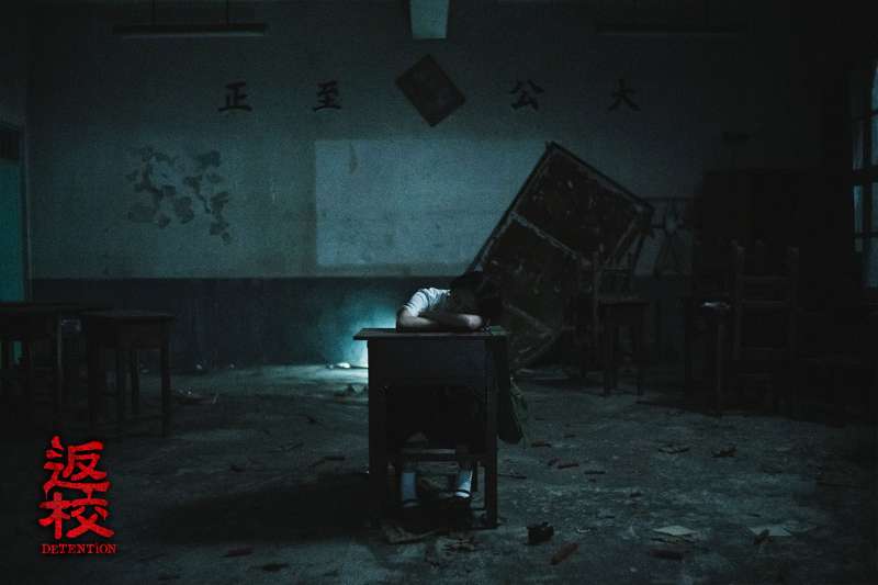 《返校》王淨飾演方芮欣預告開場就在教室熟睡(圖/影一製作提供) 《返校》王淨飾演方芮欣預告開場就在教室熟睡(圖/影一製作提供)