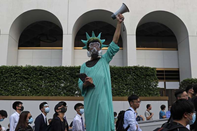 香港「反送中」抗議者扮成自由女神模樣,戴著防毒面具。(AP) 香港「反送中」抗議者扮成自由女神模樣,戴著防毒面具。(AP)