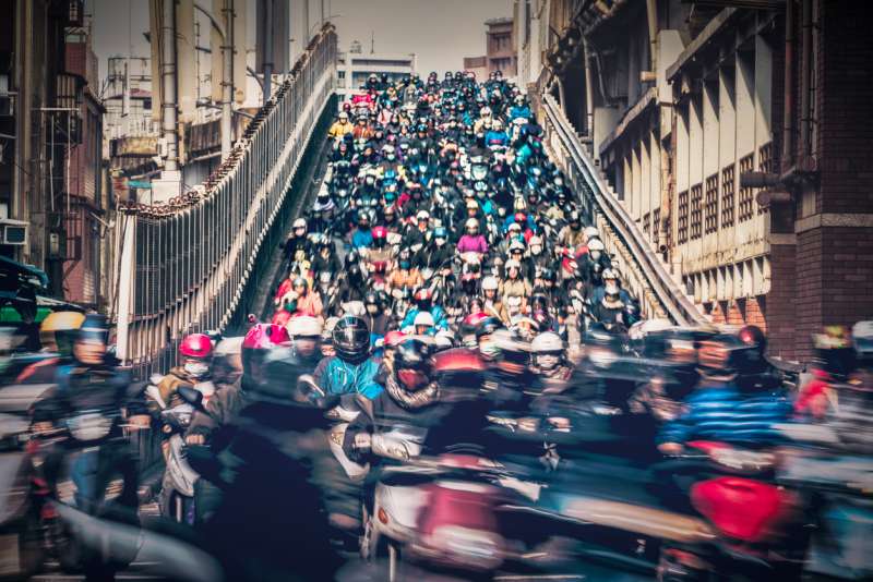 全台機車總量高達一千五百萬輛。每到上下班時間,台北橋的機車宛如瀑布般傾瀉而下。(圖/研之有物) 全台機車總量高達一千五百萬輛。每到上下班時間,台北橋的機車宛如瀑布般傾瀉而下。(圖/研之有物)