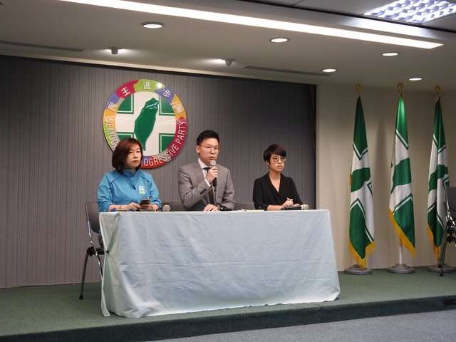 20190920-針對吉里巴斯與我斷交,民進黨中央20日下午由副秘書長林飛帆(中)、國際部主任林靜儀(左)舉行記者會。(顏振凱攝) 20190920-針對吉里巴斯與我斷交,民進黨中央20日下午由副秘書長林飛帆(中)、國際部主任林靜儀(左)舉行記者會。(顏振凱攝)
