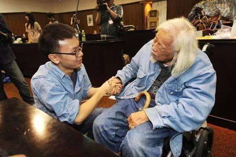 20190921-總統府資政、台獨革命家史明(右)20日深夜辭世,民進黨副秘書長林飛帆(左)在臉書上傳和史明的合照,表示「謝謝歐吉桑一直以來的鼓勵!」(取自林飛帆臉書) 20190921-總統府資政、台獨革命家史明(右)20日深夜辭世,民進黨副秘書長林飛帆(左)在臉書上傳和史明的合照,表示「謝謝歐吉桑一直以來的鼓勵!」(取自林飛帆臉書)