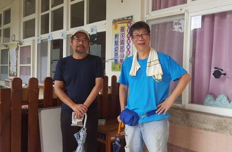 為高教一起機車環島,一起抗拒教師評鑑的謝青龍(右)與周平(左)兩位教授。(取自謝青龍臉書) 為高教一起機車環島,一起抗拒教師評鑑的謝青龍(右)與周平(左)兩位教授。(取自謝青龍臉書)