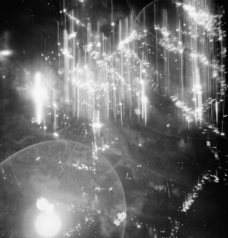 漢堡大轟炸。蛾摩拉行動。哥摩拉行動。Operation Gomorrha。英國皇家空軍在夜間襲擊的圖片。(取自維基百科) 漢堡大轟炸。蛾摩拉行動。哥摩拉行動。Operation Gomorrha。英國皇家空軍在夜間襲擊的圖片。(取自維基百科)