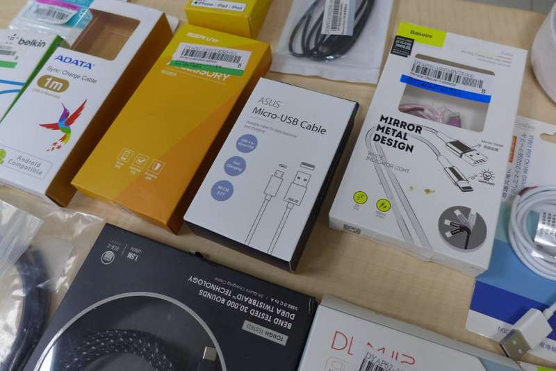 看守台灣調查發現,華碩的充電線材仍含有PVC成分,且經反映後遭已讀不回。(圖/孫文臨攝) 看守台灣調查發現,華碩的充電線材仍含有PVC成分,且經反映後遭已讀不回。(圖/孫文臨攝)