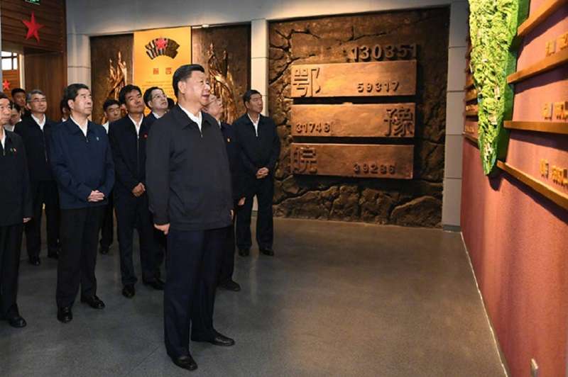 習近平考察鄂豫皖蘇區首府烈士陵園和革命博物館。 (新華社) 習近平考察鄂豫皖蘇區首府烈士陵園和革命博物館。 (新華社)