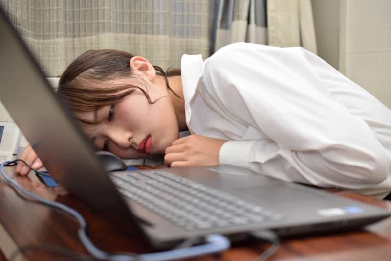 當員工的表現有異常時,別讓假設阻礙了彼此的溝通。(圖/photo-ac) 當員工的表現有異常時,別讓假設阻礙了彼此的溝通。(圖/photo-ac)