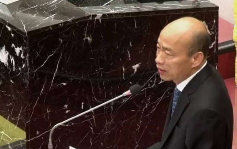 議員要求韓國瑜保證、能否在總質詢期間不要請假,韓國瑜回應目前為止沒官話,但沒有當場保證。(圖/徐炳文攝) 議員要求韓國瑜保證、能否在總質詢期間不要請假,韓國瑜回應目前為止沒官話,但沒有當場保證。(圖/徐炳文攝)