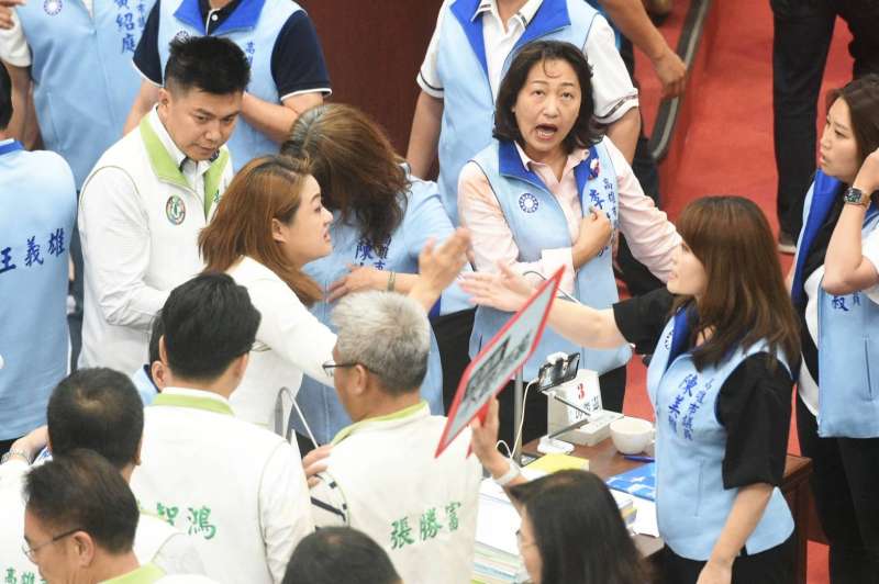 衝突過程中,議員陳美雅被拍到與議員高閔琳發生嚴重口角。(圖/徐炳文攝) 衝突過程中,議員陳美雅被拍到與議員高閔琳發生嚴重口角。(圖/徐炳文攝)