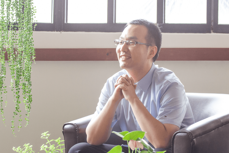 中研院民族所張仁和藉由心理與行為實驗,來研究如何透過「正念」和「心理位移書寫」緩解過度膨脹的自我,進而達到較佳心理健康。(攝影/張語辰) 中研院民族所張仁和藉由心理與行為實驗,來研究如何透過「正念」和「心理位移書寫」緩解過度膨脹的自我,進而達到較佳心理健康。(攝影/張語辰)