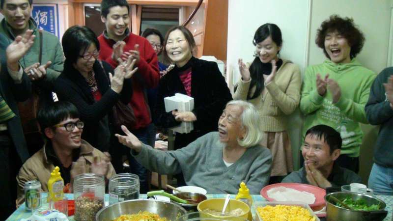 史明每年過年,一定要辦潤餅趴,每年冬至,一定要吃湯圓。照片為2013年,史明的新春潤餅聚,史明新莊宅,黃敏紅攝。(圖/史明臉書) 史明每年過年,一定要辦潤餅趴,每年冬至,一定要吃湯圓。照片為2013年,史明的新春潤餅聚,史明新莊宅,黃敏紅攝。(圖/史明臉書)