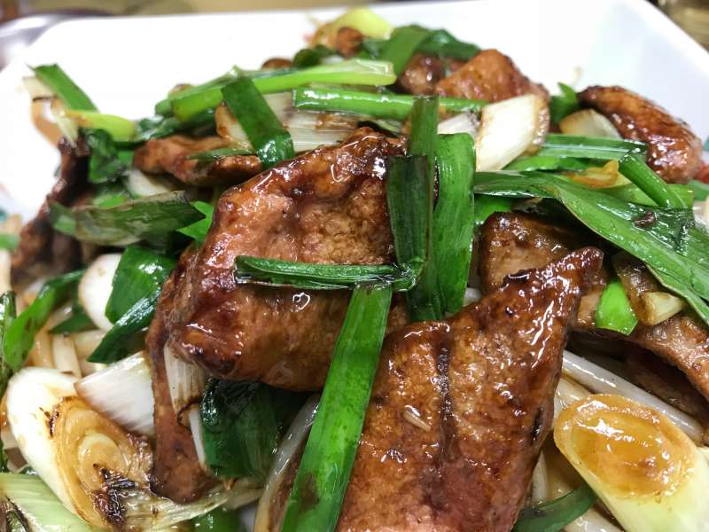 史明的餐館也有一些台灣味十足的料理,炒豬肝就是一樣,只有真正的台灣人才炒得出來。(攝影:張之豪,攝於新珍味) 史明的餐館也有一些台灣味十足的料理,炒豬肝就是一樣,只有真正的台灣人才炒得出來。(攝影:張之豪,攝於新珍味)