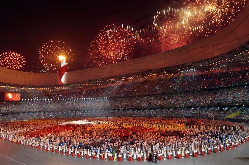 2008年北京奧運的開幕典禮煙火秀。中國正在籌備「十一國慶」,展現建國70年來在經濟、軍事等發展方向的繁榮。(AP) 2008年北京奧運的開幕典禮煙火秀。中國正在籌備「十一國慶」,展現建國70年來在經濟、軍事等發展方向的繁榮。(AP)