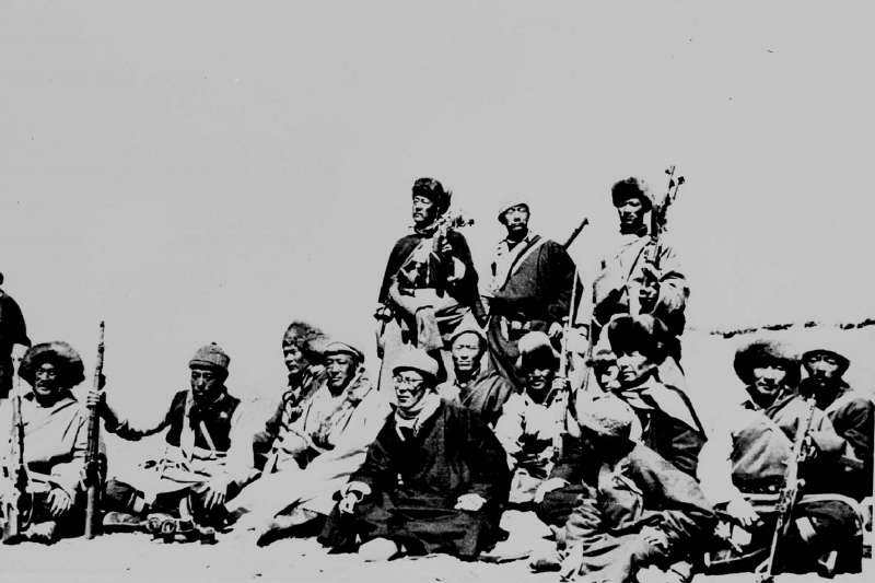 1959年,西藏領袖達賴喇嘛(中間戴眼鏡者)與志願保護他的軍人靜坐。中國正在籌備「十一國慶」,展現70年來在經濟、軍事等發展方向的繁榮。(AP) 1959年,西藏領袖達賴喇嘛(中間戴眼鏡者)與志願保護他的軍人靜坐。中國正在籌備「十一國慶」,展現70年來在經濟、軍事等發展方向的繁榮。(AP)